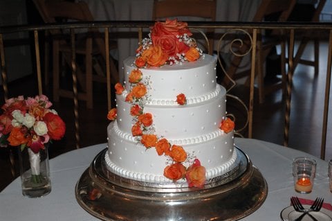 wedding cakes decorated with fresh flowers